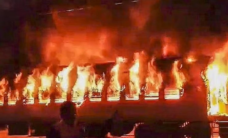 ഉത്തർപ്രദേശിൽ ട്രെയിനിന് തീപിടിച്ചു, നാല് കോച്ചുകൾ കത്തി നശിച്ചു