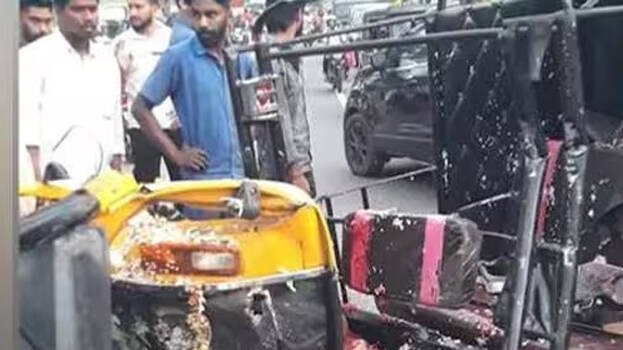 ശബരിമല തീർഥാടകർ സഞ്ചരിച്ച ബസ് ഓട്ടോയിൽ ഇടിച്ചു, ഒരു കുടുംബത്തിലെ 5 പേർ മരിച്ചു നാല് കുട്ടികൾക്ക് പരിക്ക്