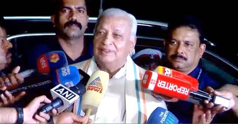 ഗവർണറുടെ കാർ തടഞ്ഞ് കരിങ്കൊടി, എസ് എഫ് ഐ ക്രിമിനലുകൾ എന്ന് റോഡിലിറങ്ങി ആക്രോശിച്ച് ഗവർണർ ആരിഫ് മുഹമ്മദ് ഖാൻ