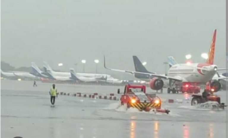 ചെന്നൈ നഗരം വെള്ളത്തിൽ, ഭക്ഷണം പോലും കിട്ടാതെ ജനം