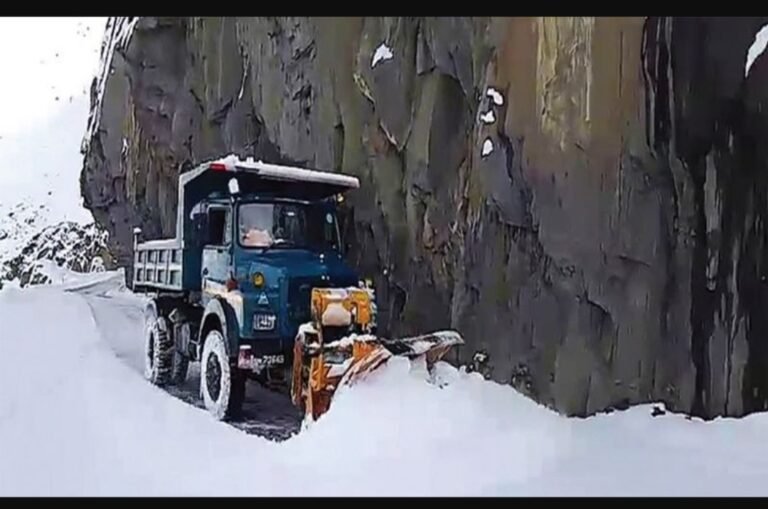 കശ്മീരിലെ സോജില ചുരത്തിൽ കാർ കൊക്കയിൽ വീണു. 4 മലയാളികൾ മരിച്ചു