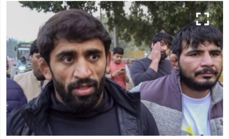 ബ്രിജ് ഭൂഷൻ ടീം പ്ലേ ന്യായീകരിച്ച് കായിക മന്ത്രാലയം, പത്മശ്രീ തിരിച്ചു നൽകുന്നതിനെതിരെ സമ്മർദ്ദം