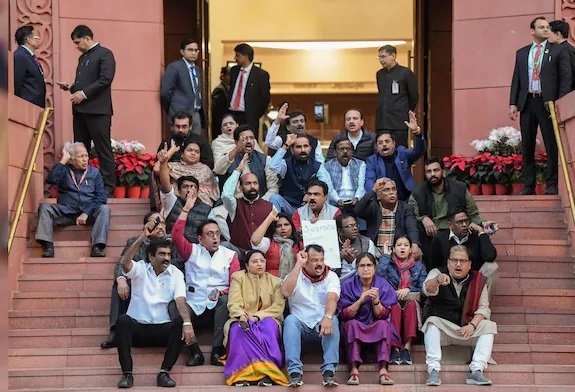 പാർലമെൻ്റിൽ നിന്നും എം പി മാരെ പുറത്താക്കി റെക്കോഡിട്ട് സർക്കാർ, പ്രതിഷേധിച്ച 92 പേർക്ക് സസ്പെൻഷൻ