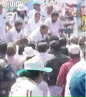 കോൺഗ്രസ് മാർച്ചിനിടെ സംഘർഷം, ജലപീരങ്കി; കെ സുധാകരൻ ആശുപത്രിയിൽ, വി ഡി സതീശൻ പ്രസംഗം പാതിവഴി നിർത്തി