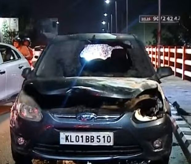 കോഴിക്കോട് നഗരത്തിൽ ഓടുന്ന കാറിന് തീപിച്ചു