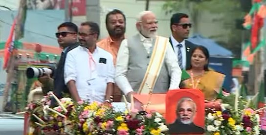 സുരേഷ് ഗോപിയുടെ പേര് ഒരിക്കൽ പോലും പരാമർശിക്കാതെ റോഡ് ഷോയിലും വേദിയിലും