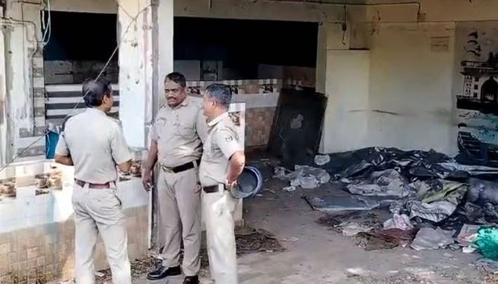 വടകരയിൽ അടച്ചിട്ട കടമുറി പൊളിക്കുന്നതിനിടെ മനുഷ്യൻ്റെ തലയോട്ടി കണ്ടെത്തി