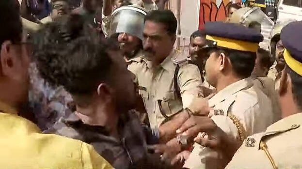 പ്രധാനമന്ത്രി പ്രസംഗിച്ച വേദിയിൽ ചാണകം തളിച്ച് ശുദ്ധീകരണം, കോൺഗ്രസ് ബി ജെ പി സംഘർഷം