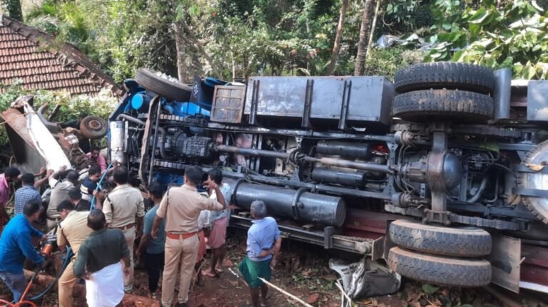 കുഴൽ കിണർ കുഴിക്കുന്ന ലോറി മീൻ വണ്ടിയിൽ ഇടിച്ചു, ഡ്രൈവർ മരിച്ചു