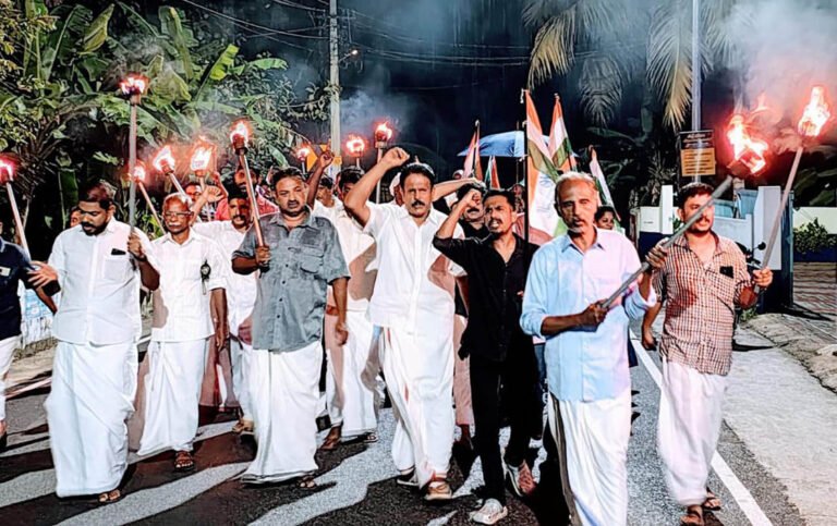 പന്തംകൊളുത്തി പ്രകടനം നടത്തി